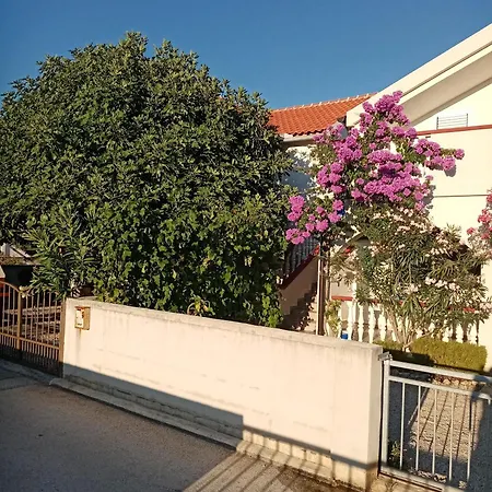 Διαμέρισμα Vera No 1 *
